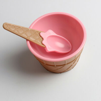 아이들은 재사용할 수 있는 스푼 플라스틱으로 아이스크림 컵을 얼립니다