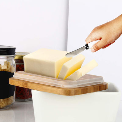 Lid와 하얀 요업 버터 접시와 키친 카운터를 위한 칼