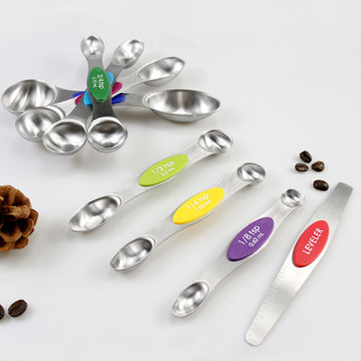 마르거나 유동적인 것을 위해 측정 스푼 컵을 굽는 부엌 스테인레스 강