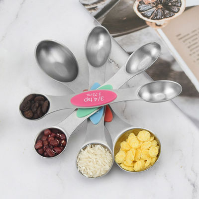 마르거나 유동적인 것을 위해 측정 스푼 컵을 굽는 부엌 스테인레스 강