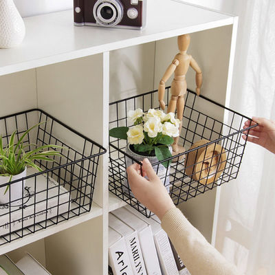 와이어 기억 장치는 핸들과 금속 철망 바구니 식료품 저장실 조직을 바구니에 넣습니다