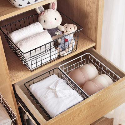 와이어 기억 장치는 핸들과 금속 철망 바구니 식료품 저장실 조직을 바구니에 넣습니다